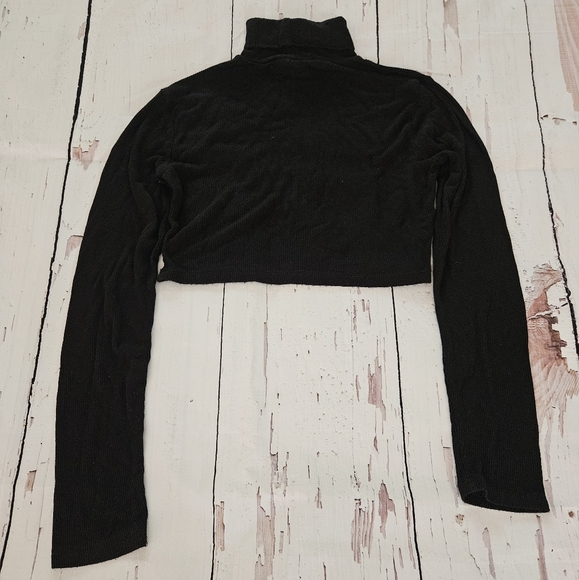 Love Charm Women's Black Long Sleeve Ribbed Crop Turtle Neck Size Small - Picture 2 of 4